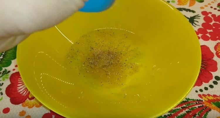 Добавете сол и черен пипер към дресинга.