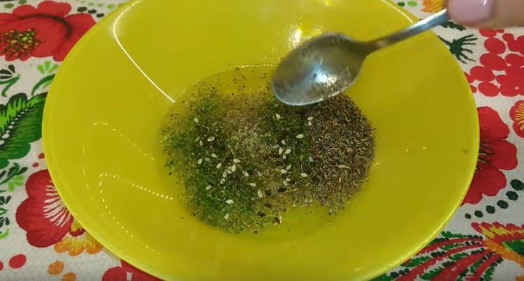 Добавете босилек и смес от подправки за салата