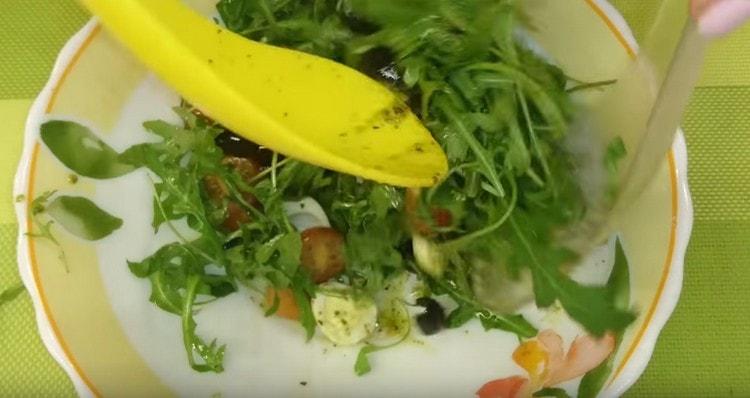 Смесете салатата.