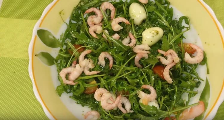 Поставете скариди отгоре.