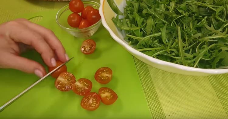 Чери доматите се нарязват наполовина.