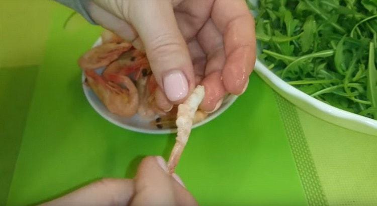 Почистваме скаридите.