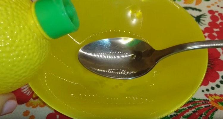 За дресинг в купа комбинирайте зехтин с лимонов сок.