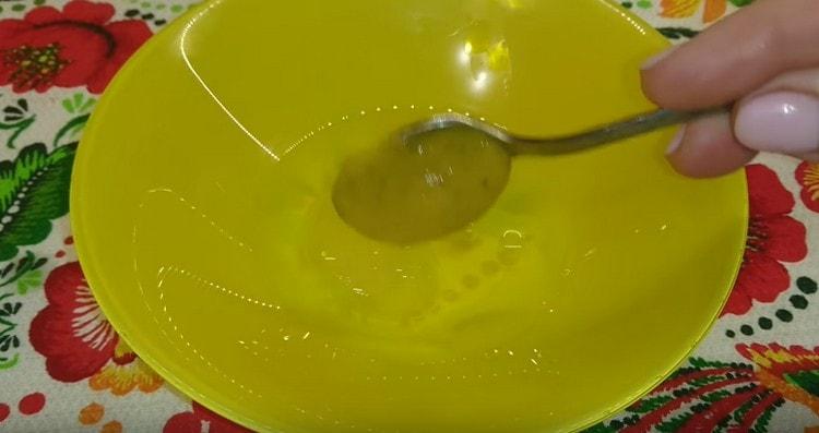 Добавете горчицата.