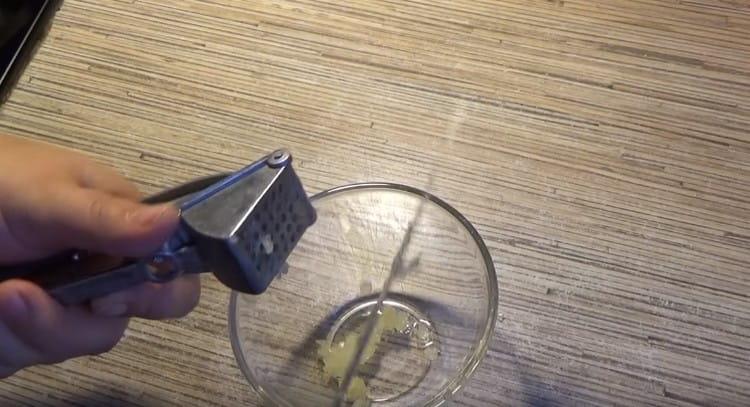 Strângeți usturoiul într-un bol.