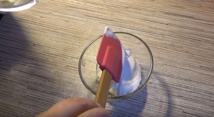 Adăugați maioneza la usturoi.