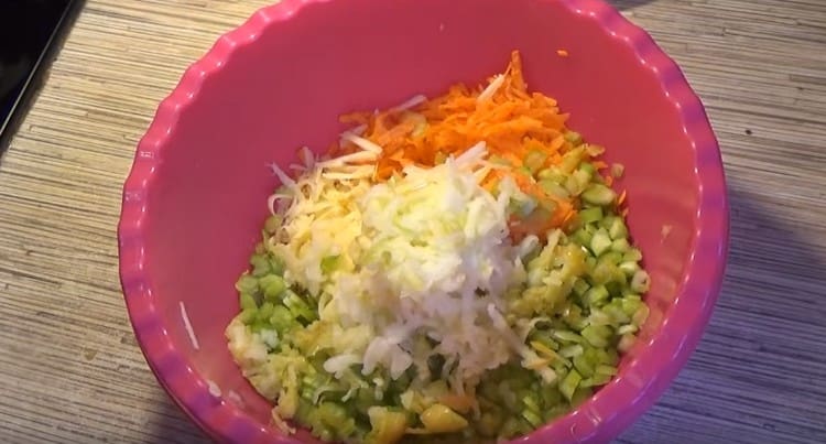 Într-un bol cu salată, frecați mărul.