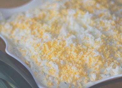 Pregătim o salată blândă cu țelină și măr conform unei rețete pas cu pas cu o fotografie.