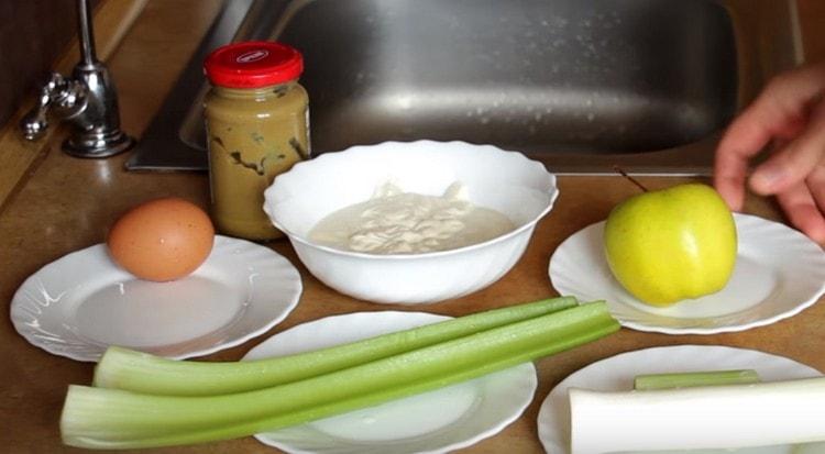 Pre-fierbeți un ou fiert tare.