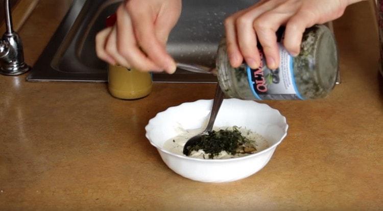 Pregătim un pansament pentru farfurie.