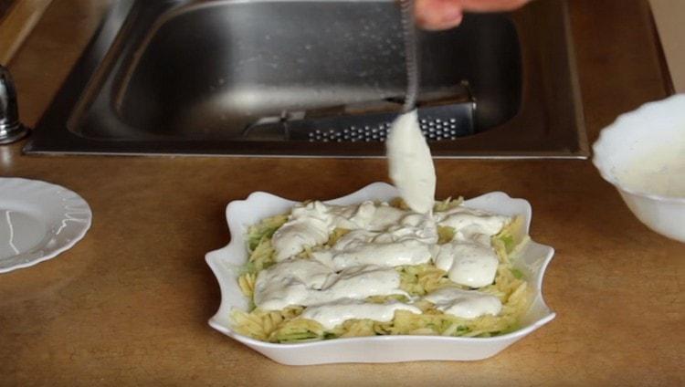 Acoperim salata cu pansamentul pregătit anterior.