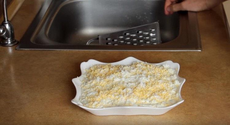 O salată apetisantă și ușoară cu țelină și măr este gata.