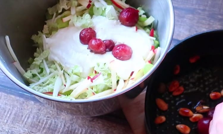 Ajoutez la moitié des raisins cuits au four.