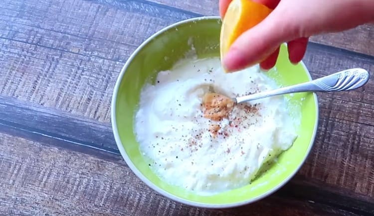 Ajouter le jus de citron, mélanger la sauce.