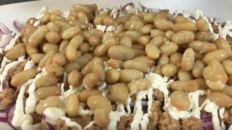 Wir verteilen eine Schicht Bohnen aus der Dose.