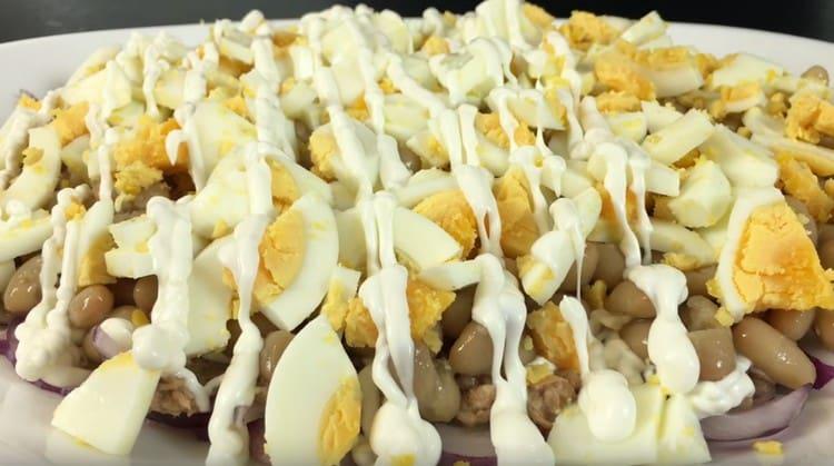 Auf den Eiern machen wir ein Netz aus Mayonnaise.