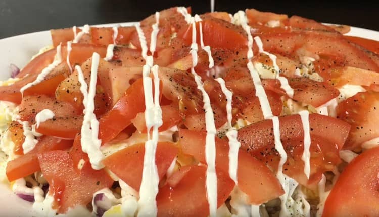 Auf die Tomaten stellen wir auch ein Mayonnaisennetz.