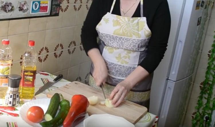 Cortar la cebolla en medio aros.