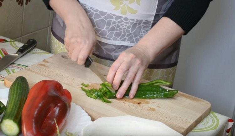 Pela el pimiento dulce.