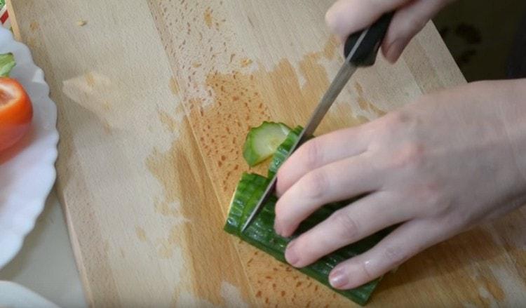 También cortamos pepinos y tomates en trozos.