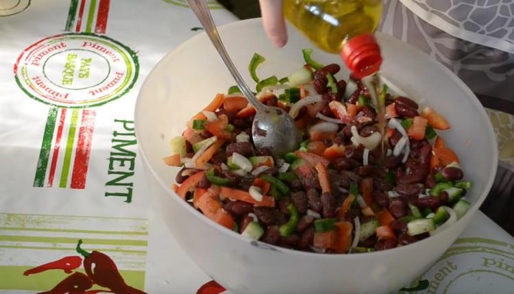 Sazone la ensalada con aceite vegetal.