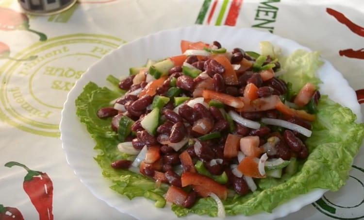 Nuestra deliciosa ensalada con frijoles está lista.
