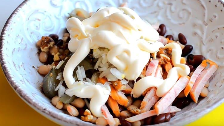 Облечете ястието с майонеза.