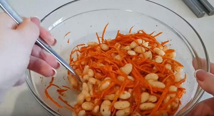 Разбъркайте добре салатата.