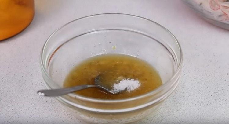 Afegiu-hi també la mel i el sucre.