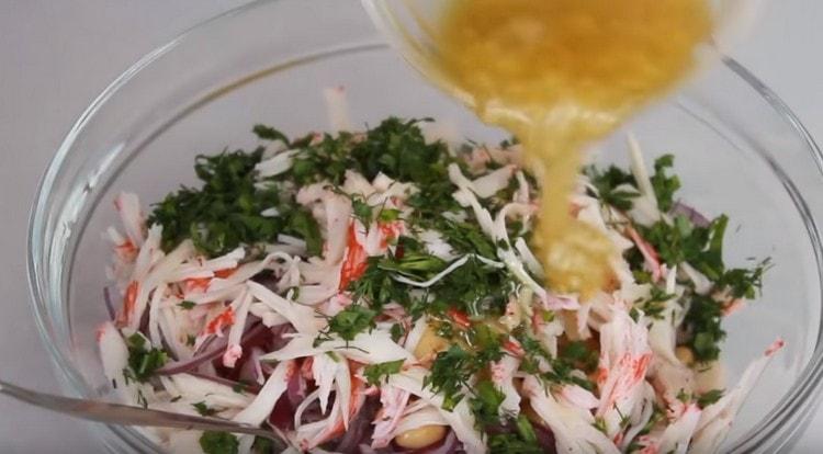 Vestim amanida amb el guarniment resultant.