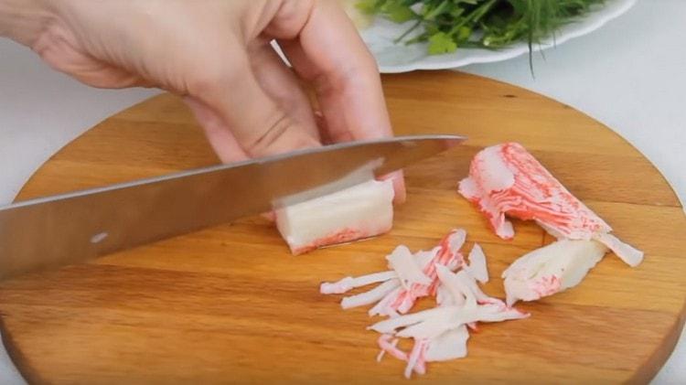 Tritureu els pals de cranc.