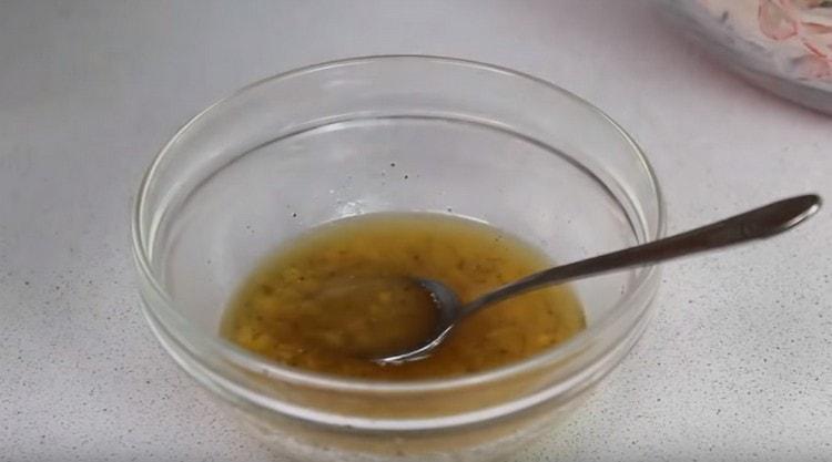 Afegiu l’all a la condimentació.