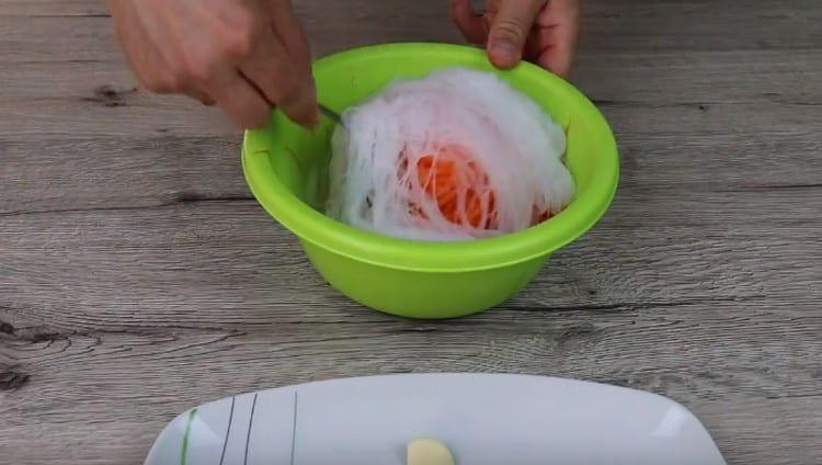 Смесете морковите с фунчоси.