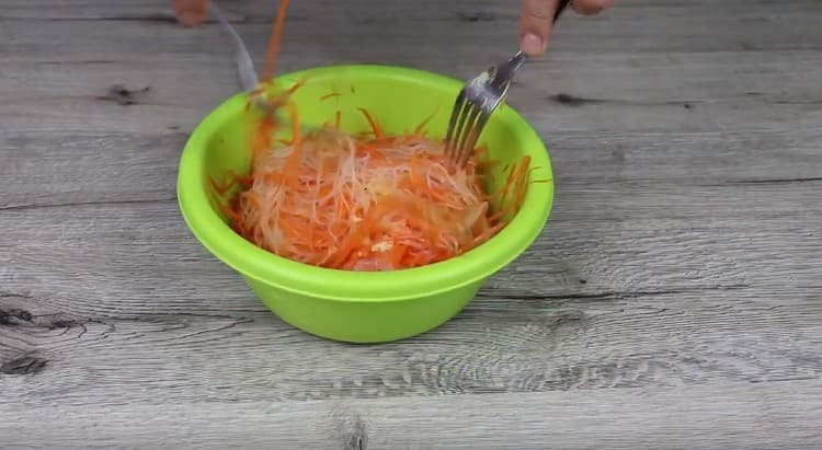 Смесете съставките.