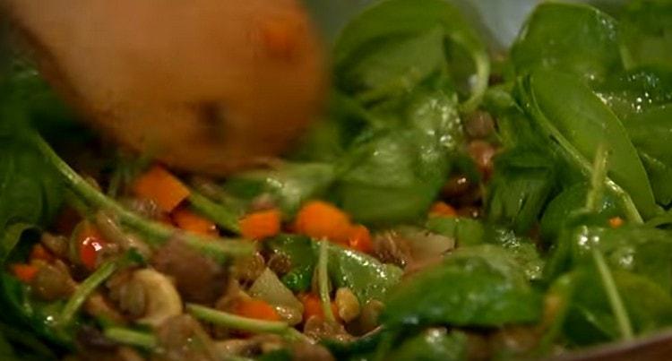 Adăugați spanacul în farfurie.