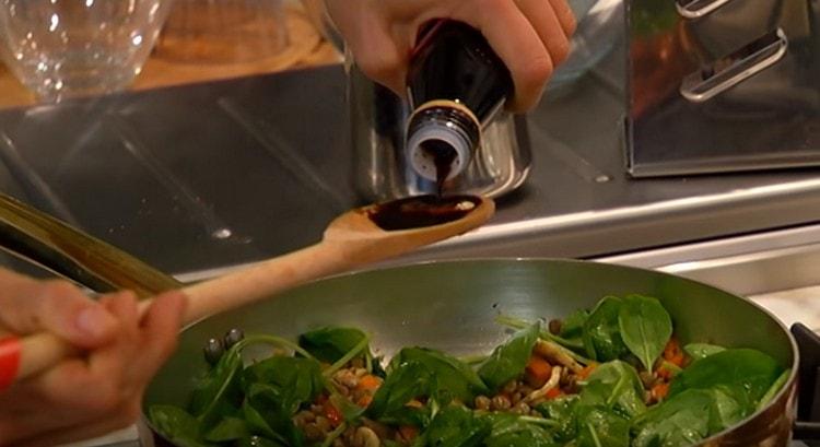 Salata de sezon cu oțet balsamic.