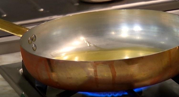 Încălzim tigaia, turnăm uleiul.