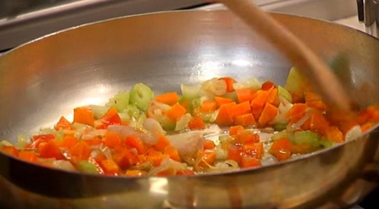 Adăugați ardeiul gras.