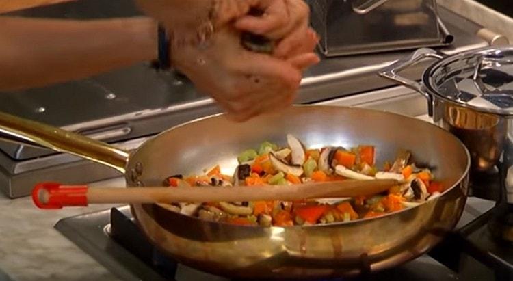 Întindeți ciupercile în tigaie.