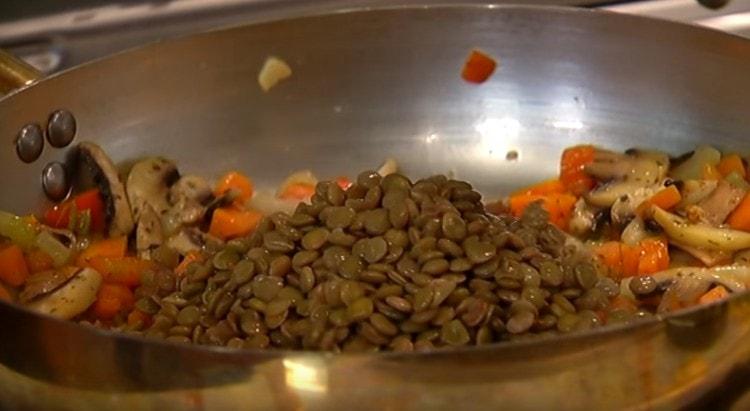 Adăugați linte în legume.