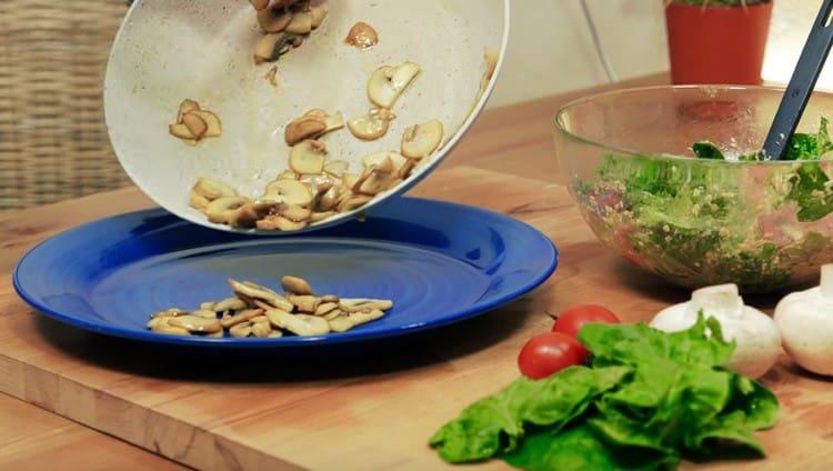 Nous déplaçons les champignons sur un plat de service.