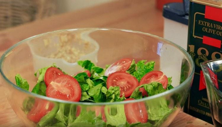 Ajoutez les tomates cerises coupées en deux aux épinards.