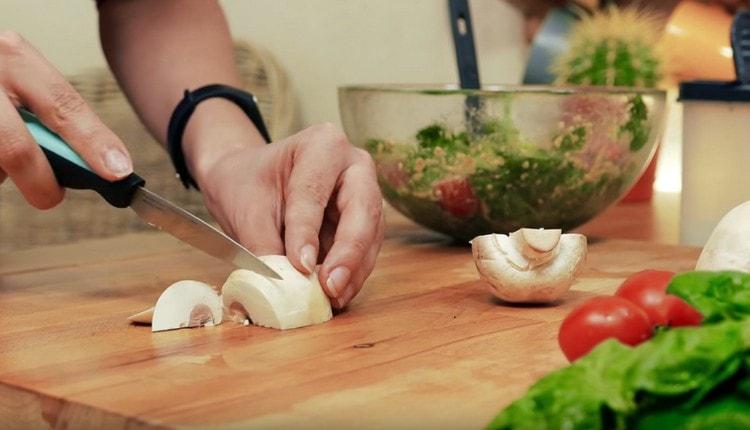 Trancher les champignons.