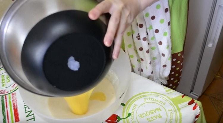 Vierte el panecillo resultante en un recipiente con una masa de levadura láctea.