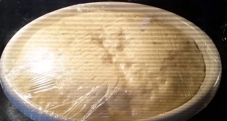 Pentru a ridica aluatul, îl puteți pune la cuptor și puteți aprinde un bec.