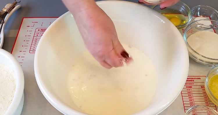 Tărâm drojdia în lapte.