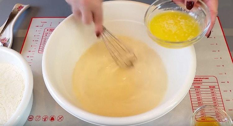 Se adaugă și untul topit.