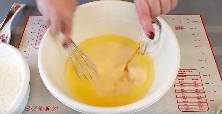 Adăugați un amestec de rachiu și vanilină.