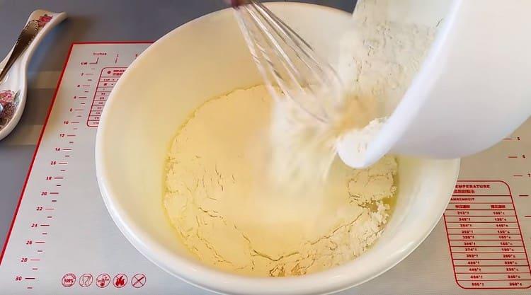 Introduceți treptat făina.