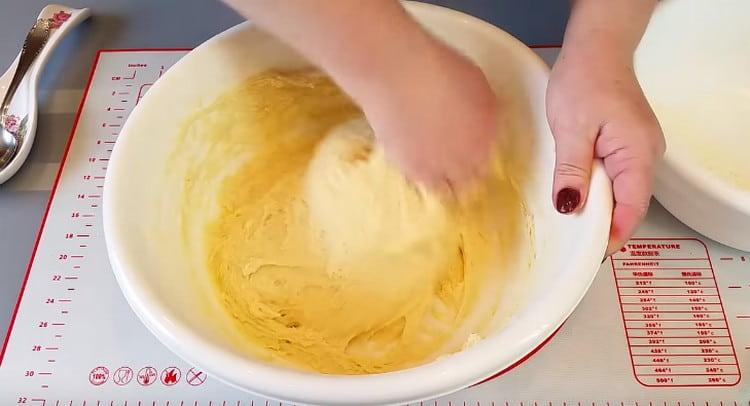 Frământați aluatul, va fi lipicios.